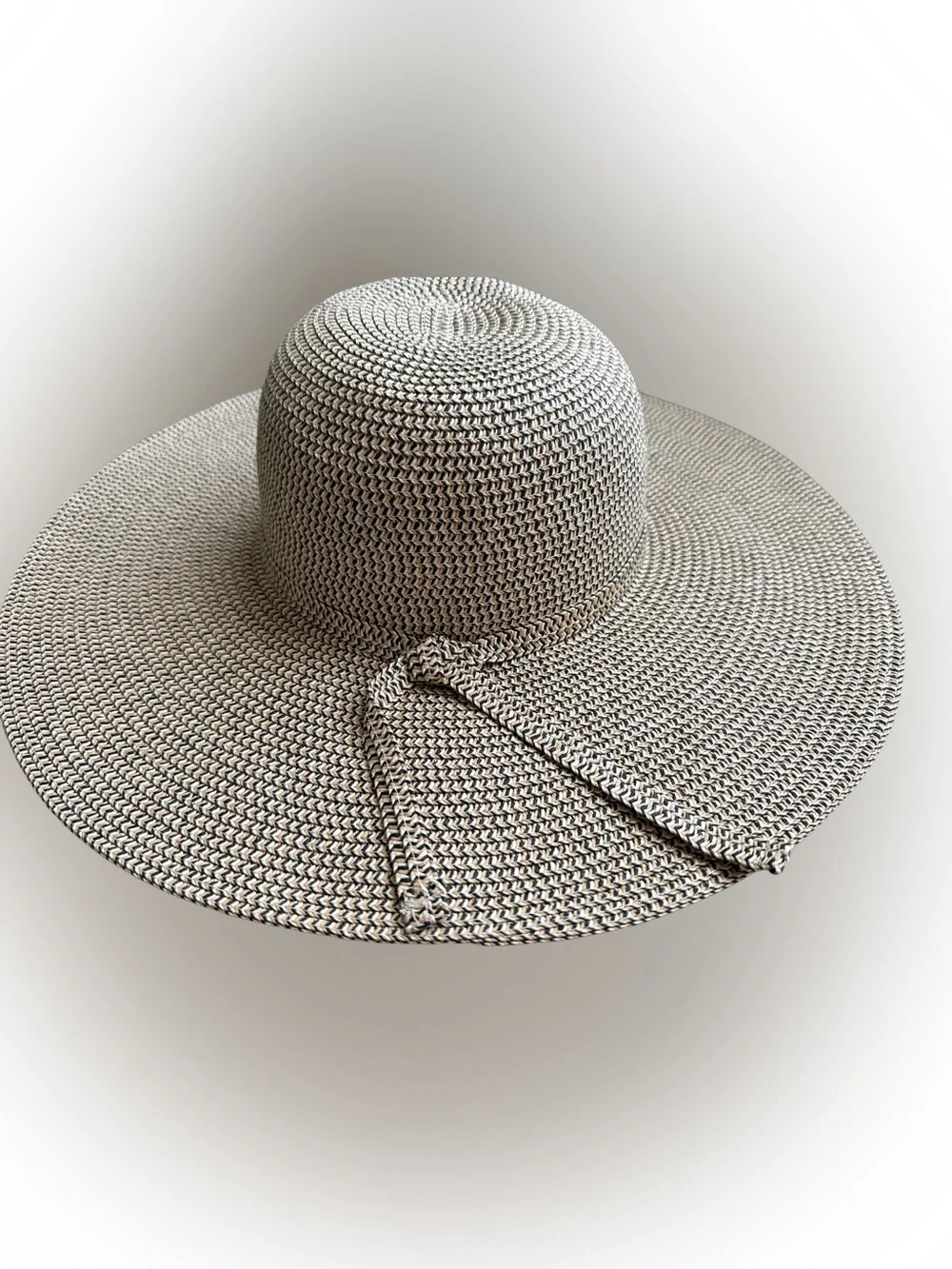 David and Young Woven Wide-Brim Sun Hat in Beige and Black
